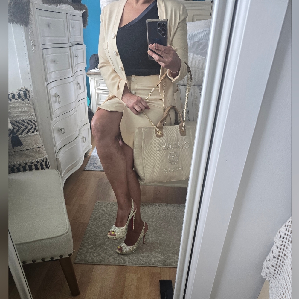 Vintage Chanel  Jackie Ohh Style Cream Women's Jacket With Skirt. Size 7…